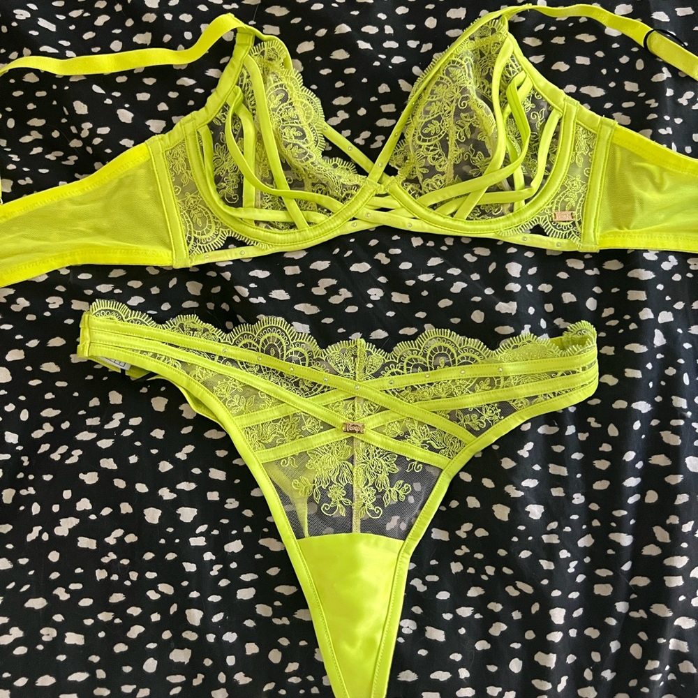 Bras & Things • Green/yellow set - Picture 1 of 1